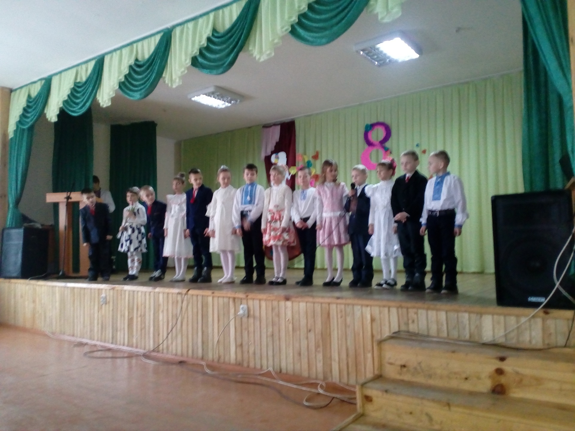 концерт для мам у школі